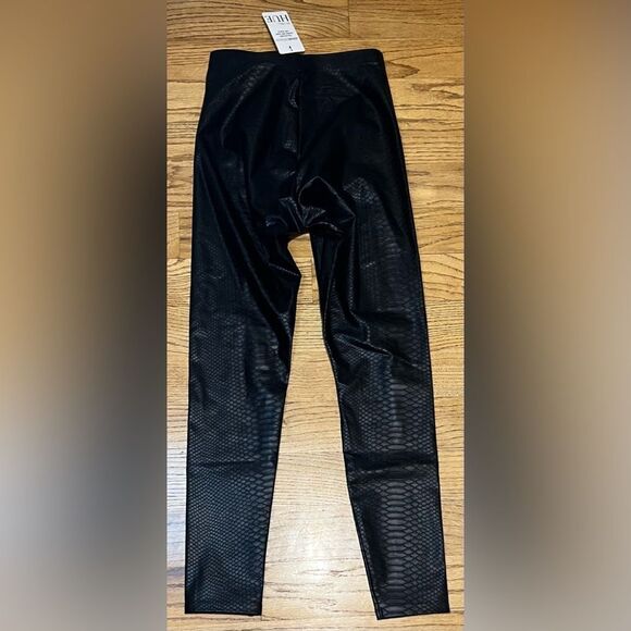 HUE Sleek Effects Black Crocodile Skin Design Soft Stretch Leggings Sz S NWT - Picture 6 of 16